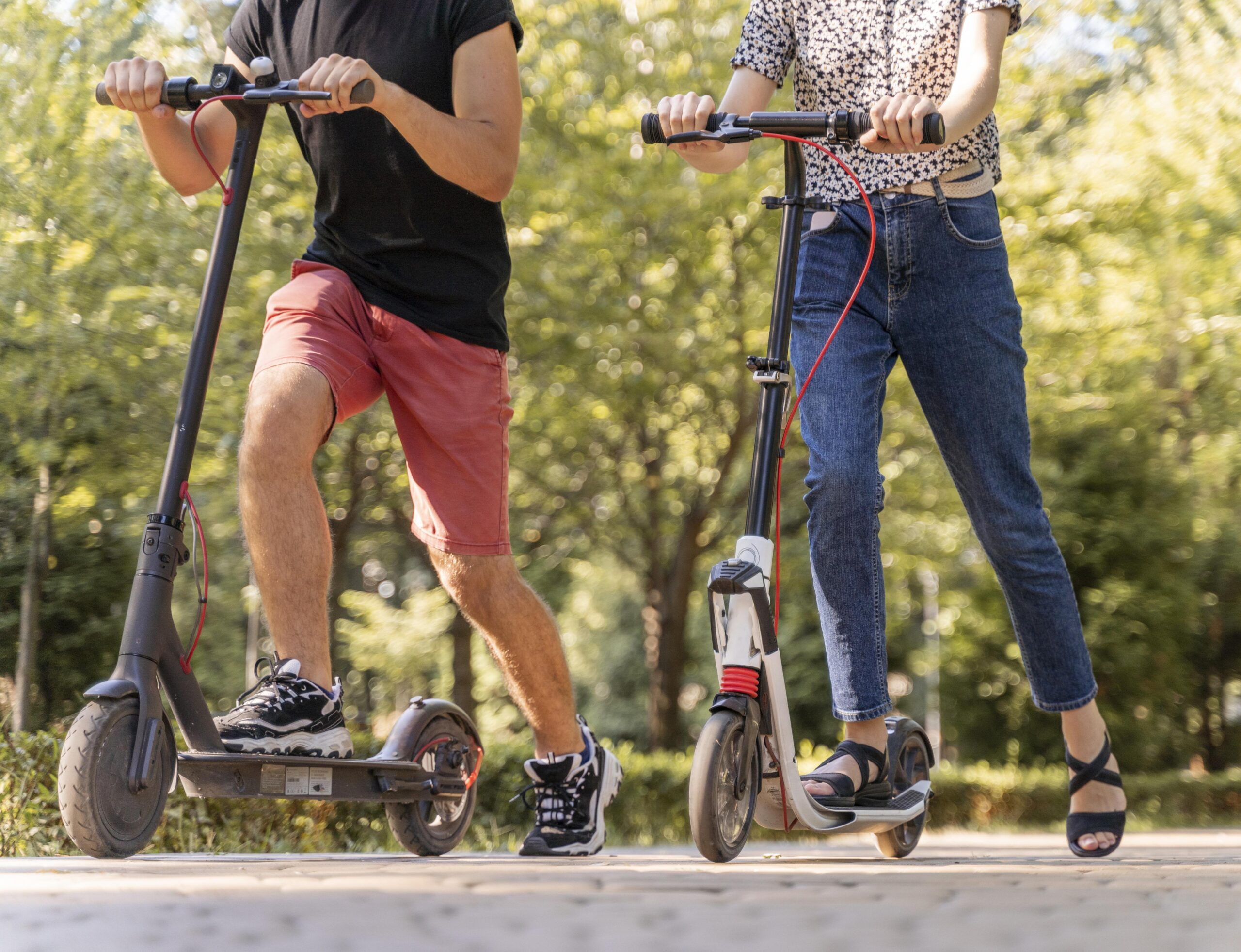 pareja joven equitacion scooters aire libre