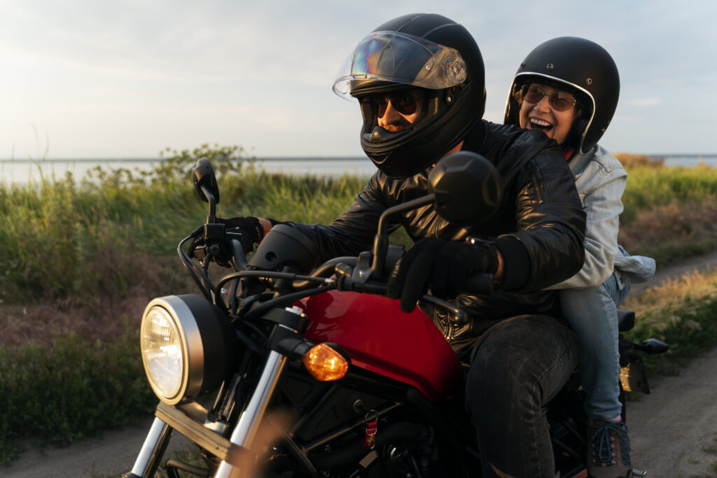 pareja montando una moto por un hermoso paisaje
